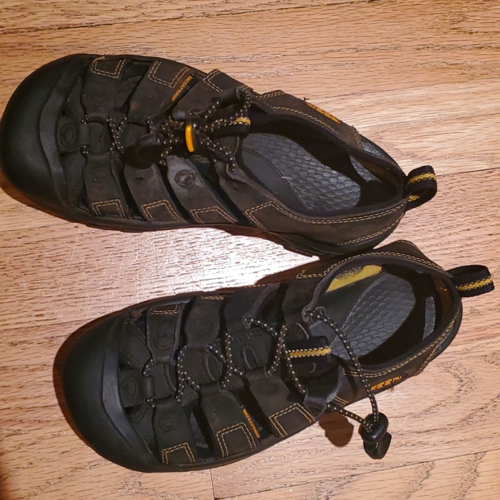 Keen black Newport hiking sandals Boys/youth sz3